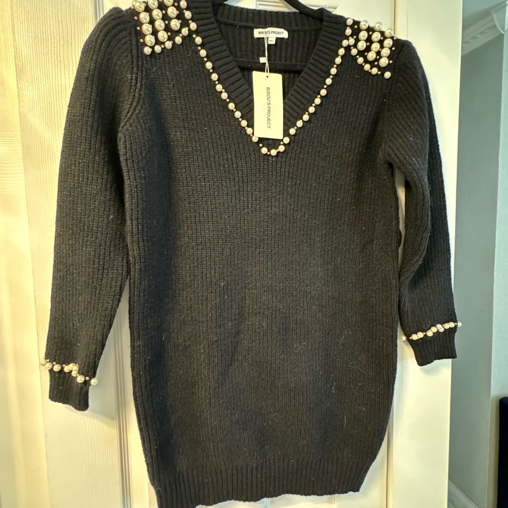 Black sweather with pearls